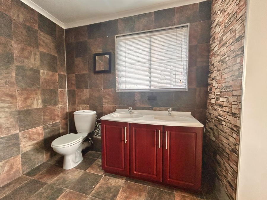To Let 2 Bedroom Property for Rent in Zeekoevlei Western Cape